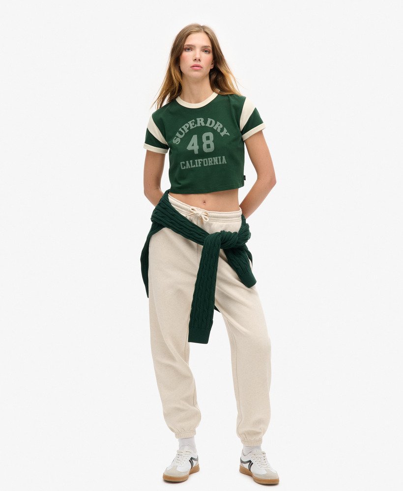 camiseta athletic essentials graphic ringer na cor verde esmalte.