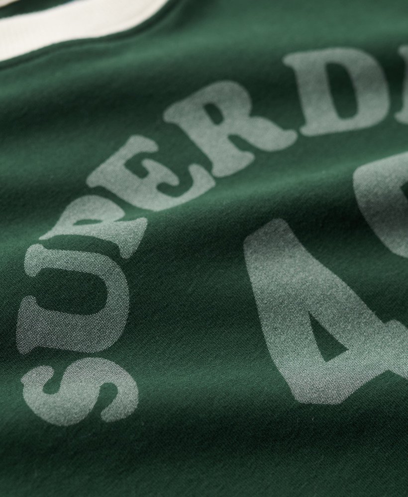 camiseta athletic essentials graphic ringer na cor verde esmalte.
