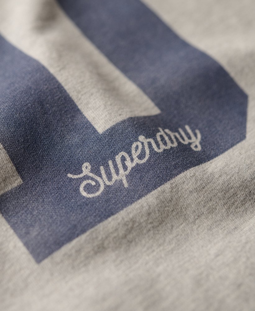 camiseta athletic essentials graphic ringer na cor cinza mescla.