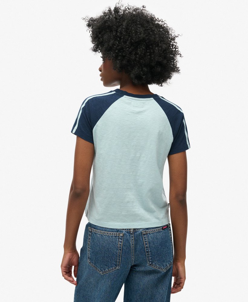 camiseta retrô essential logo em azul celesteazul marinho intenso