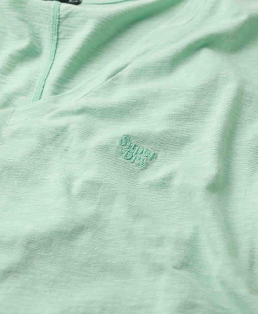 Camiseta com decote em V bordada em tecido texturizado