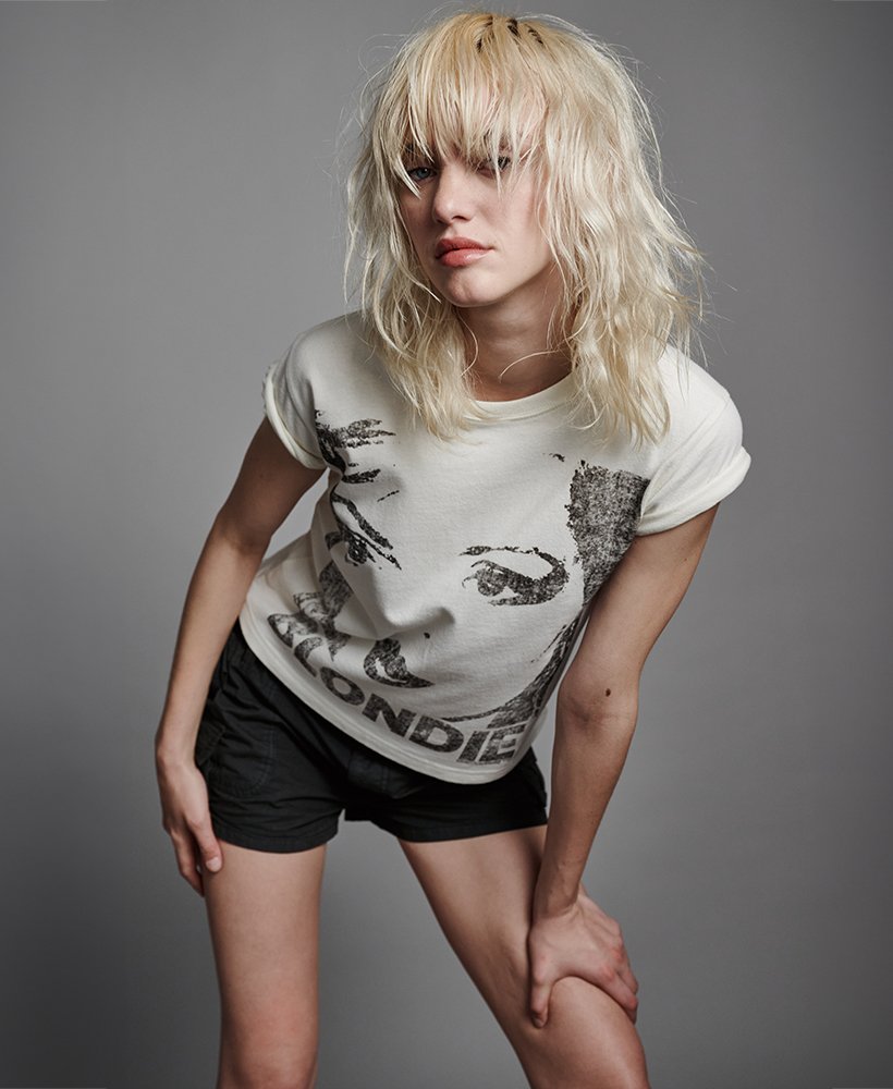 camiseta blondie x superdry fitted na cor off white