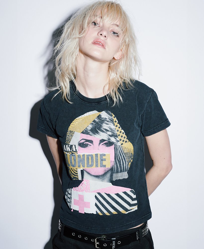 camiseta blondie x superdry fitted na cor preta lavada
