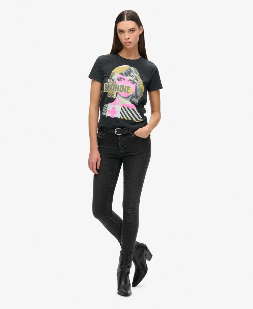 camiseta blondie x superdry fitted na cor preta lavada