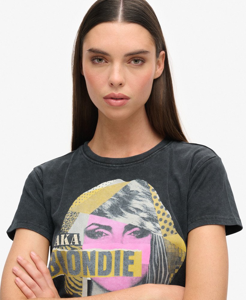 camiseta blondie x superdry fitted na cor preta lavada