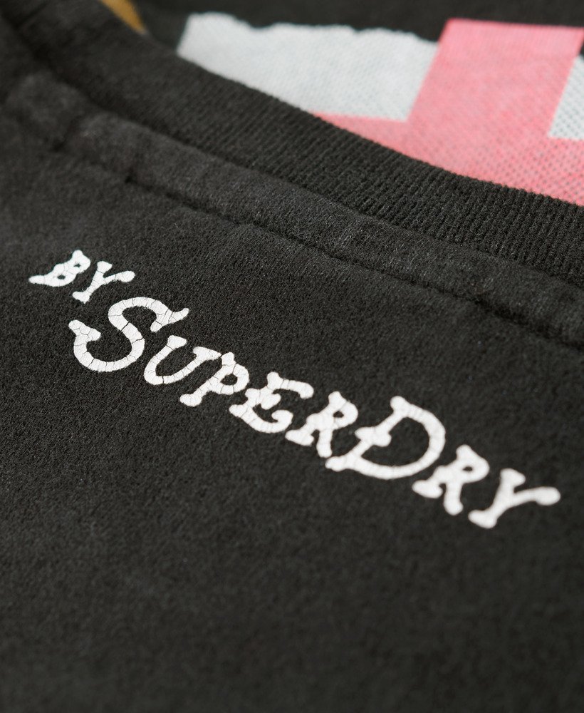 camiseta blondie x superdry fitted na cor preta lavada