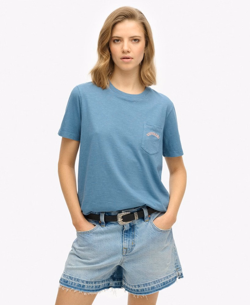 Camiseta Essential Logo com Bolso e Estampa Tingida em Peça