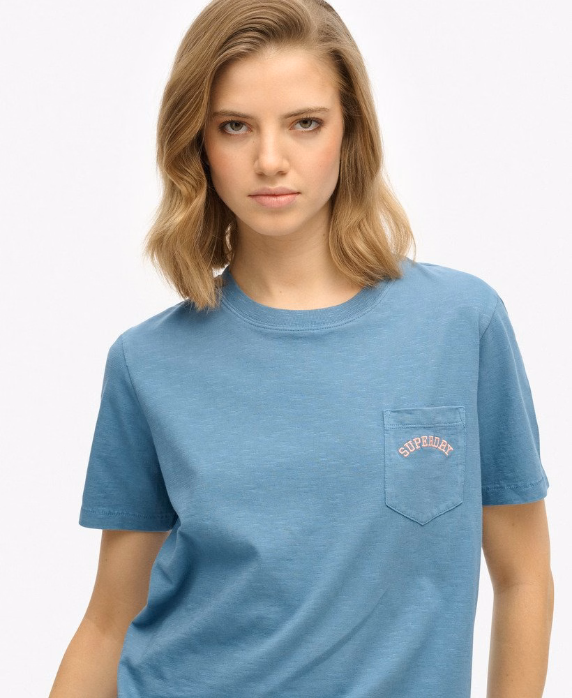 Camiseta Essential Logo com Bolso e Estampa Tingida em Peça