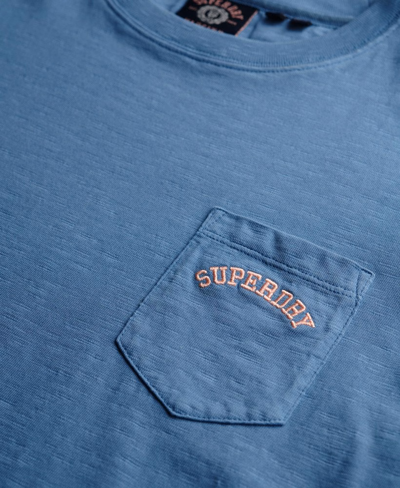 Camiseta Essential Logo com Bolso e Estampa Tingida em Peça