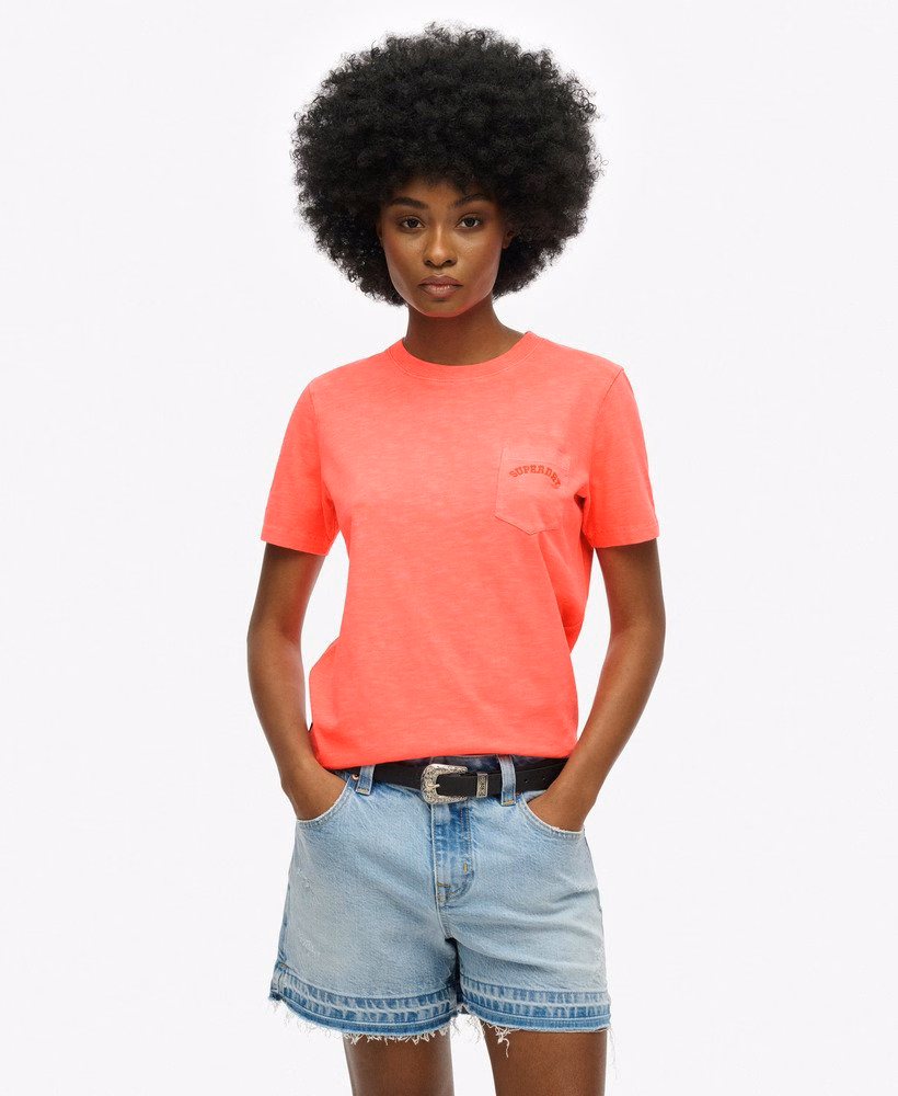 Camiseta Essential Logo com Bolso e Estampa Tingida em Peça