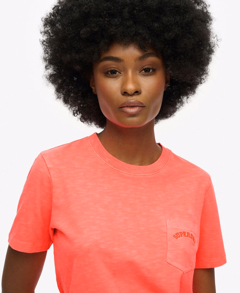 Camiseta Essential Logo com Bolso e Estampa Tingida em Peça