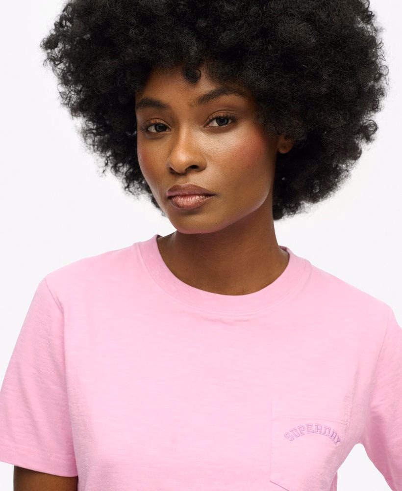 Camiseta Essential Logo com Bolso e Estampa Tingida em Peça