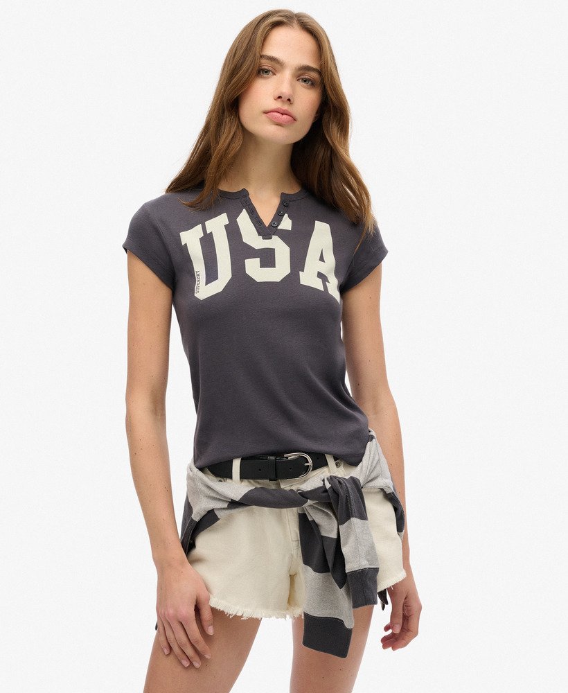 camiseta essencial esportiva com decote em v e estampa na cor carvÃo