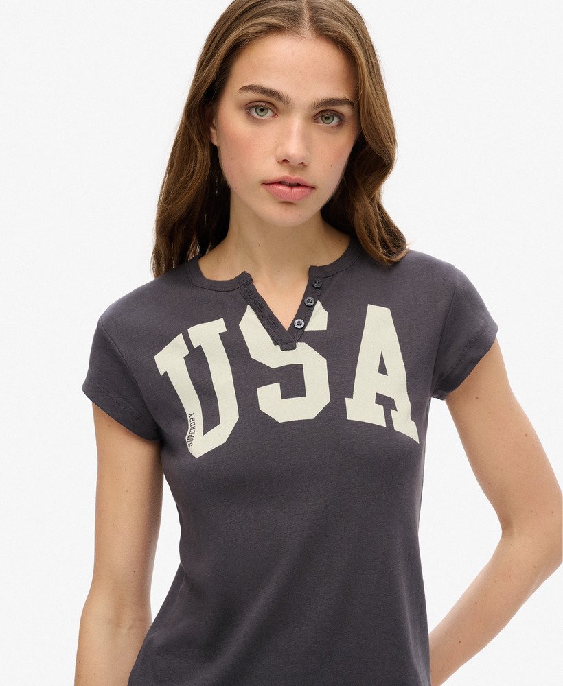 camiseta essencial esportiva com decote em v e estampa na cor carvÃo