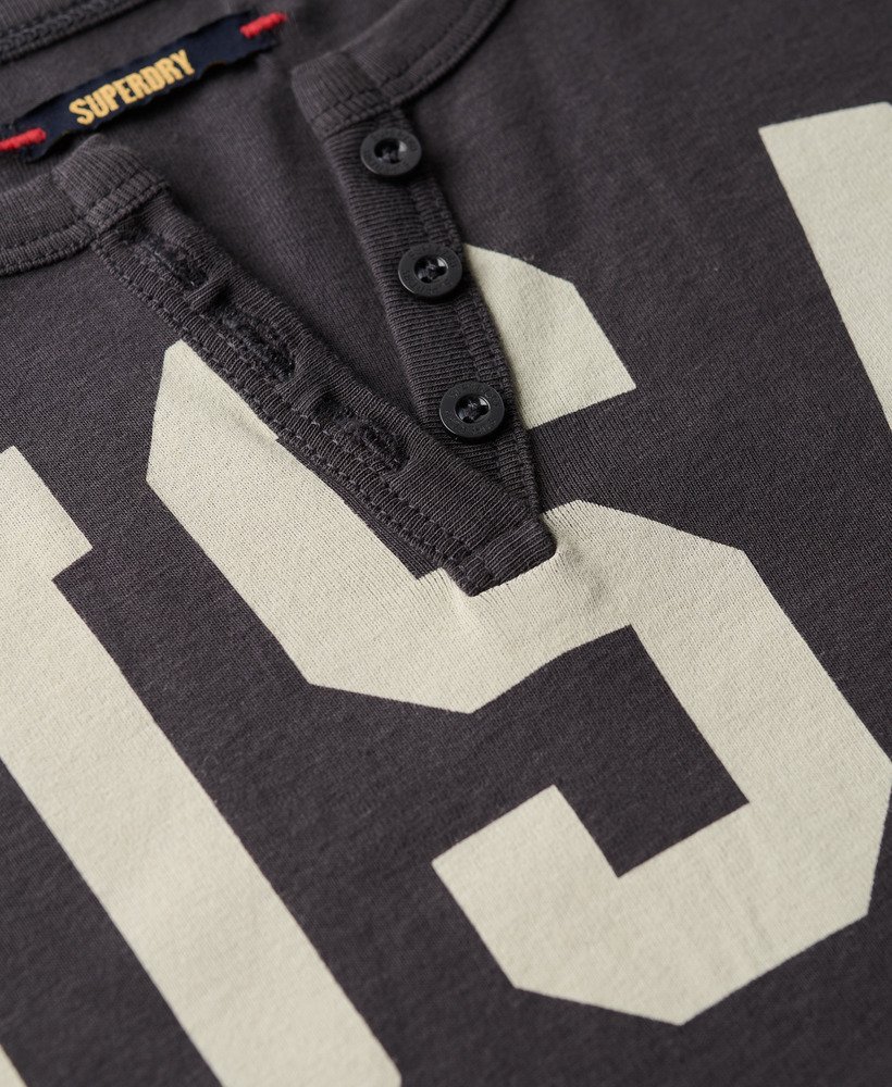 camiseta essencial esportiva com decote em v e estampa na cor carvÃo