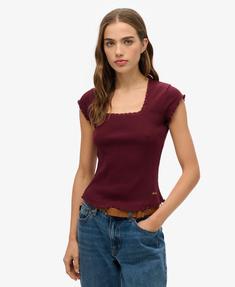 camiseta básica de manga curta com decote quadrado na cor vermelho porto.