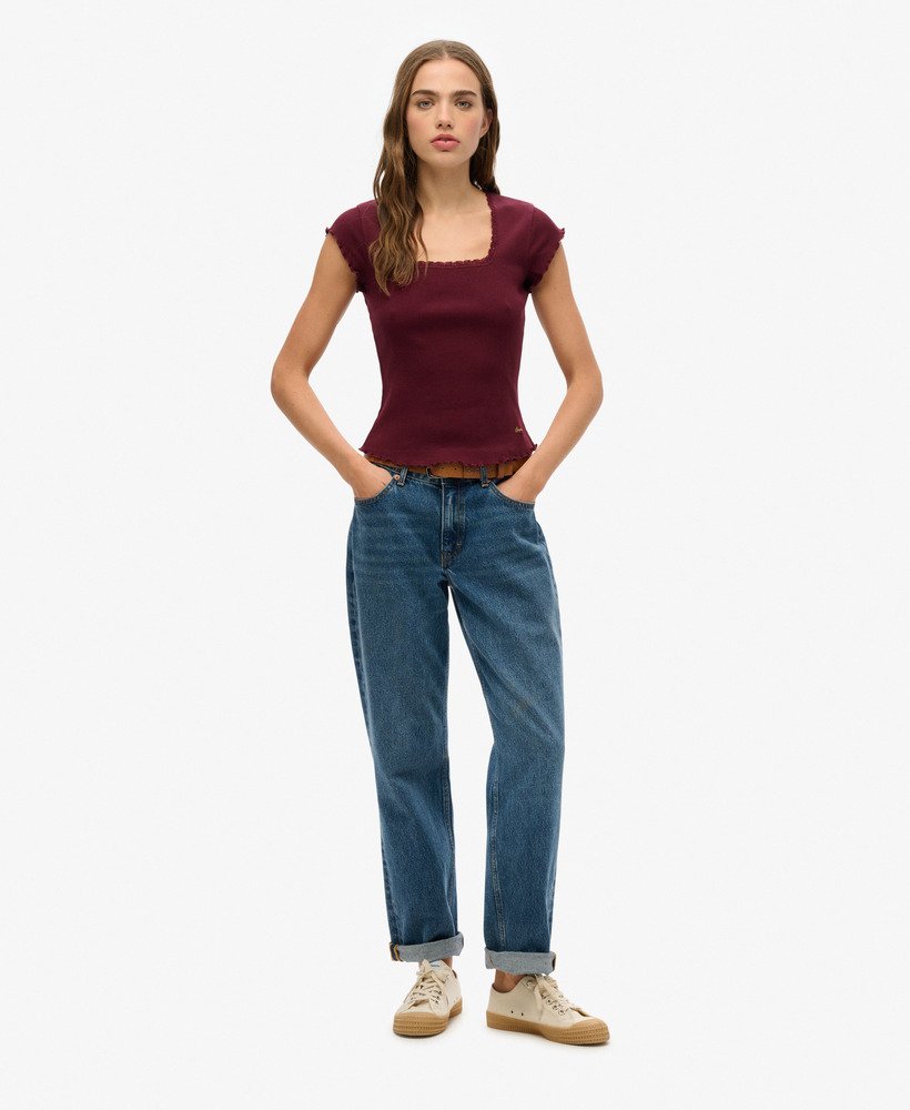 camiseta básica de manga curta com decote quadrado na cor vermelho porto.