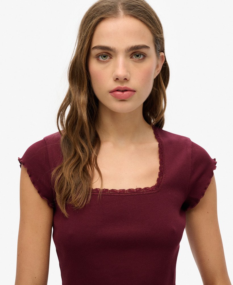 camiseta básica de manga curta com decote quadrado na cor vermelho porto.