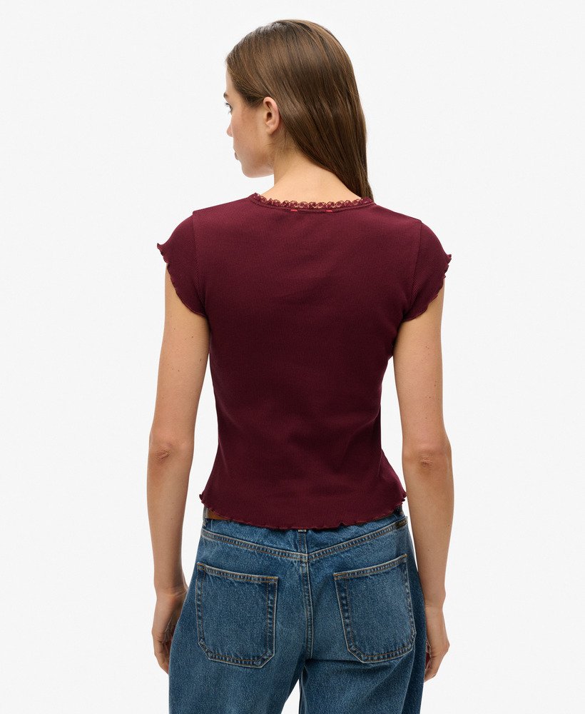 camiseta básica de manga curta com decote quadrado na cor vermelho porto.
