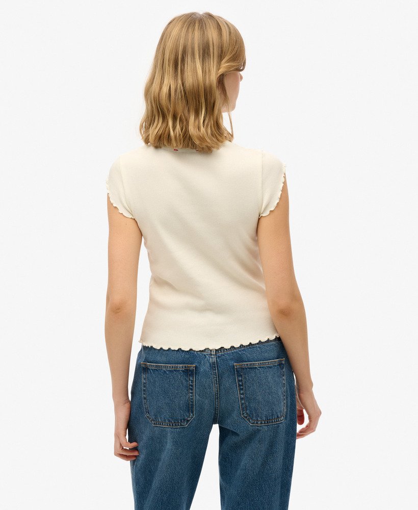 camiseta básica de manga curta com decote quadrado na cor off white.
