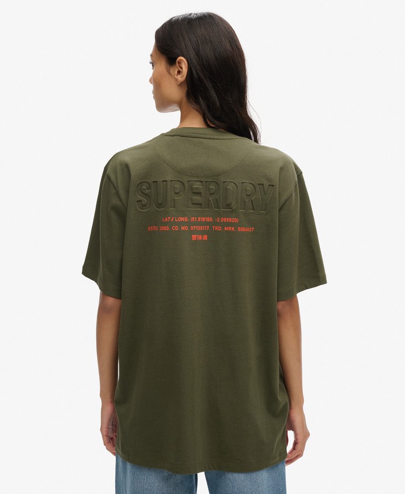 camiseta esportiva utilitária oversized com logo na cor cáqui militar.