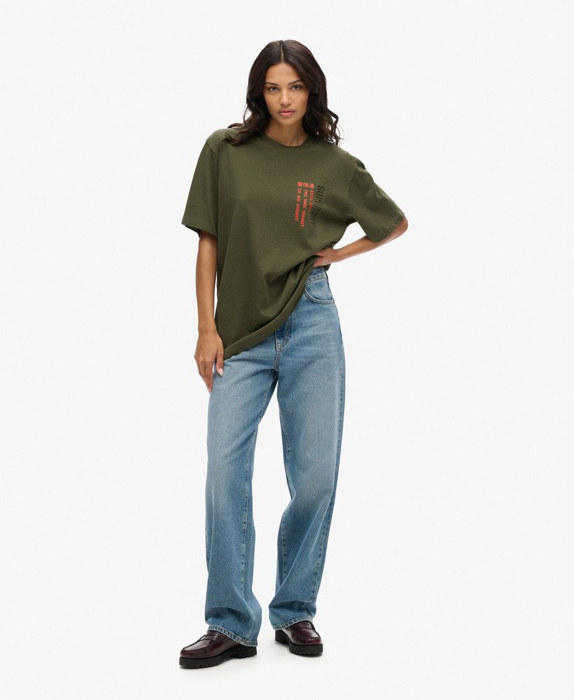 camiseta esportiva utilitária oversized com logo na cor cáqui militar.