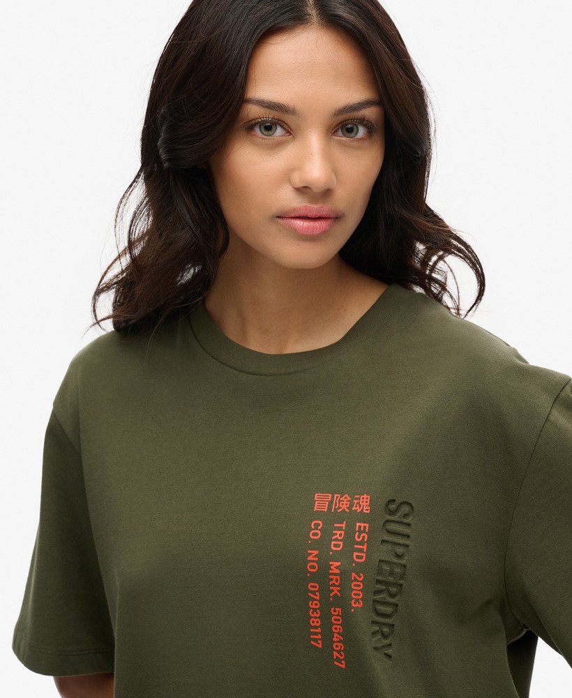 camiseta esportiva utilitária oversized com logo na cor cáqui militar.