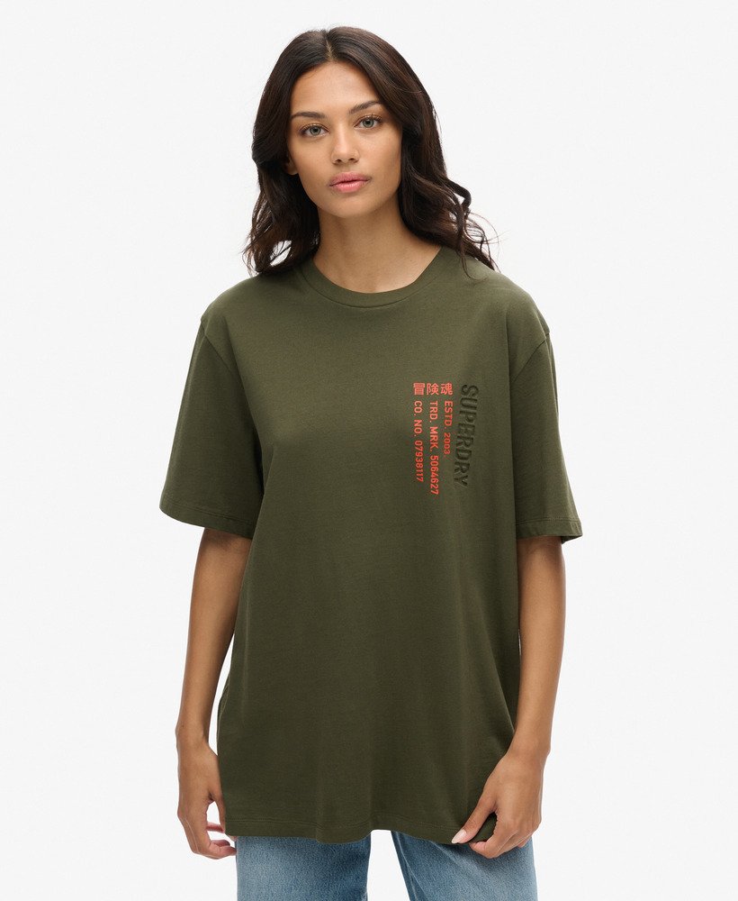 camiseta esportiva utilitária oversized com logo na cor cáqui militar.