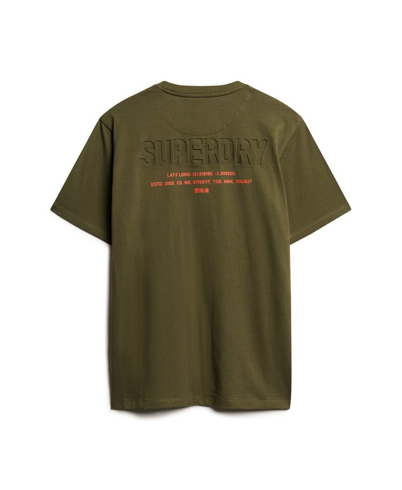 camiseta esportiva utilitária oversized com logo na cor cáqui militar.