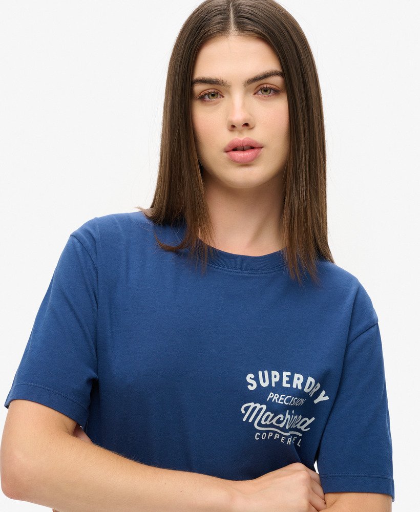 camiseta oversized copper label com estampa no peito na cor azul médio da pilot.