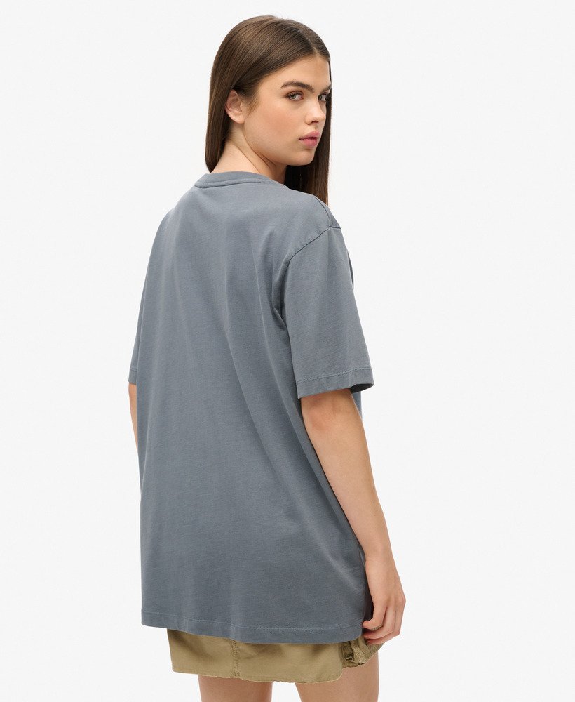camiseta oversized com micro logo e estampa na cor azul tempestade.