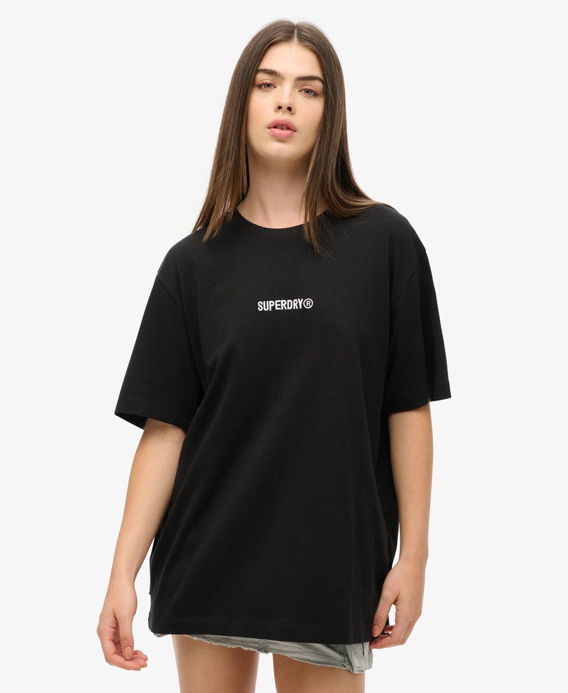 camiseta oversized com micro logo na cor preta.