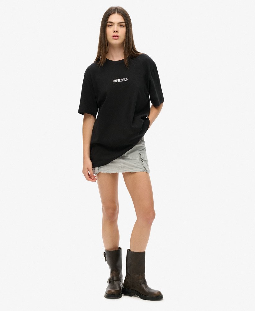 camiseta oversized com micro logo na cor preta.