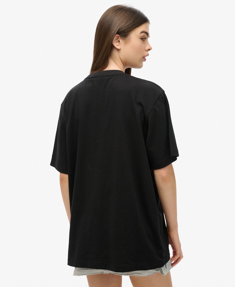 camiseta oversized com micro logo na cor preta.