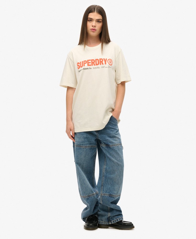 camiseta esportiva utilitária oversized com logo na cor cinza nórdico.