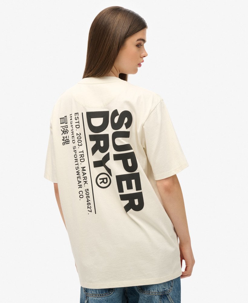 camiseta esportiva utilitária oversized com logo na cor cinza nórdico.