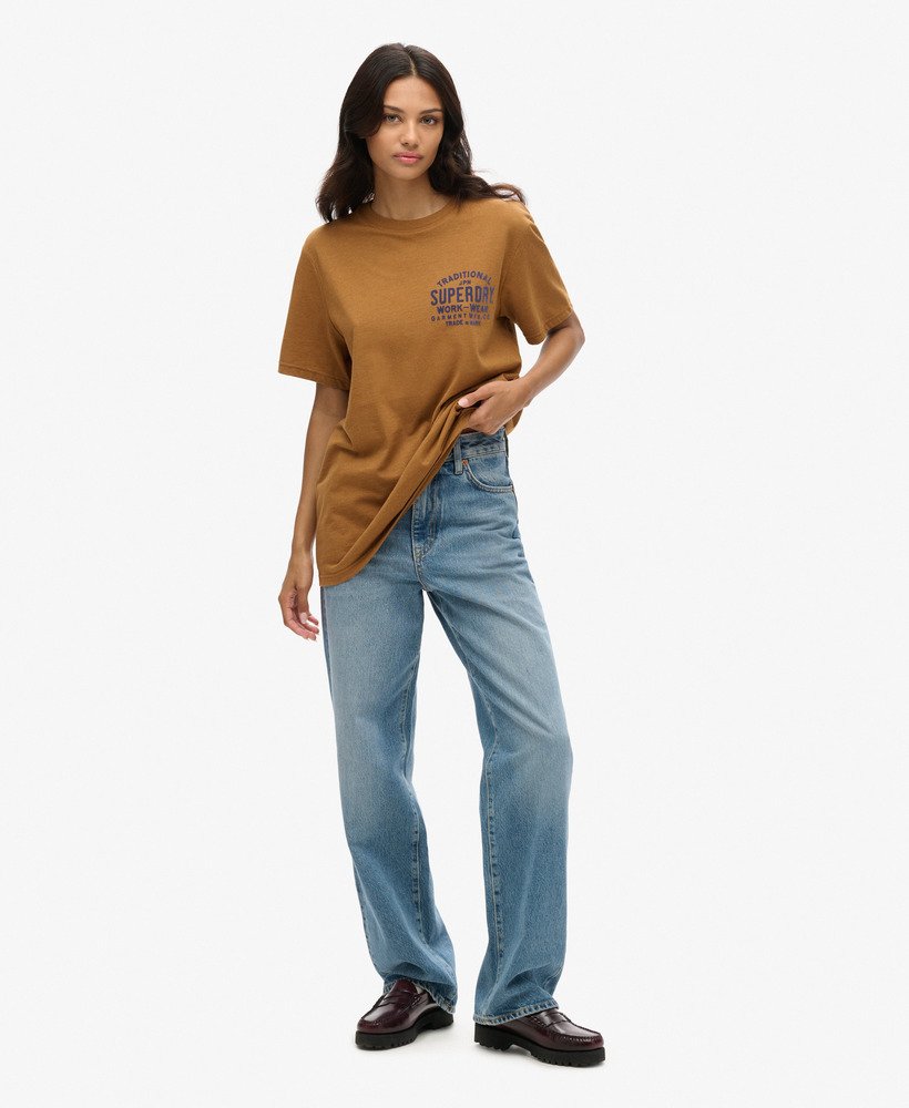 camiseta oversized para trabalho fabricada em tecido na cor marrom tabaco mesclado escuro.