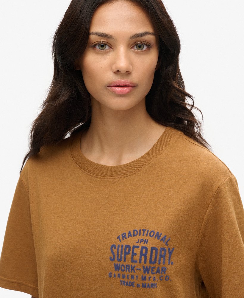 camiseta oversized para trabalho fabricada em tecido na cor marrom tabaco mesclado escuro.