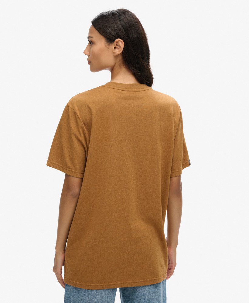 camiseta oversized para trabalho fabricada em tecido na cor marrom tabaco mesclado escuro.