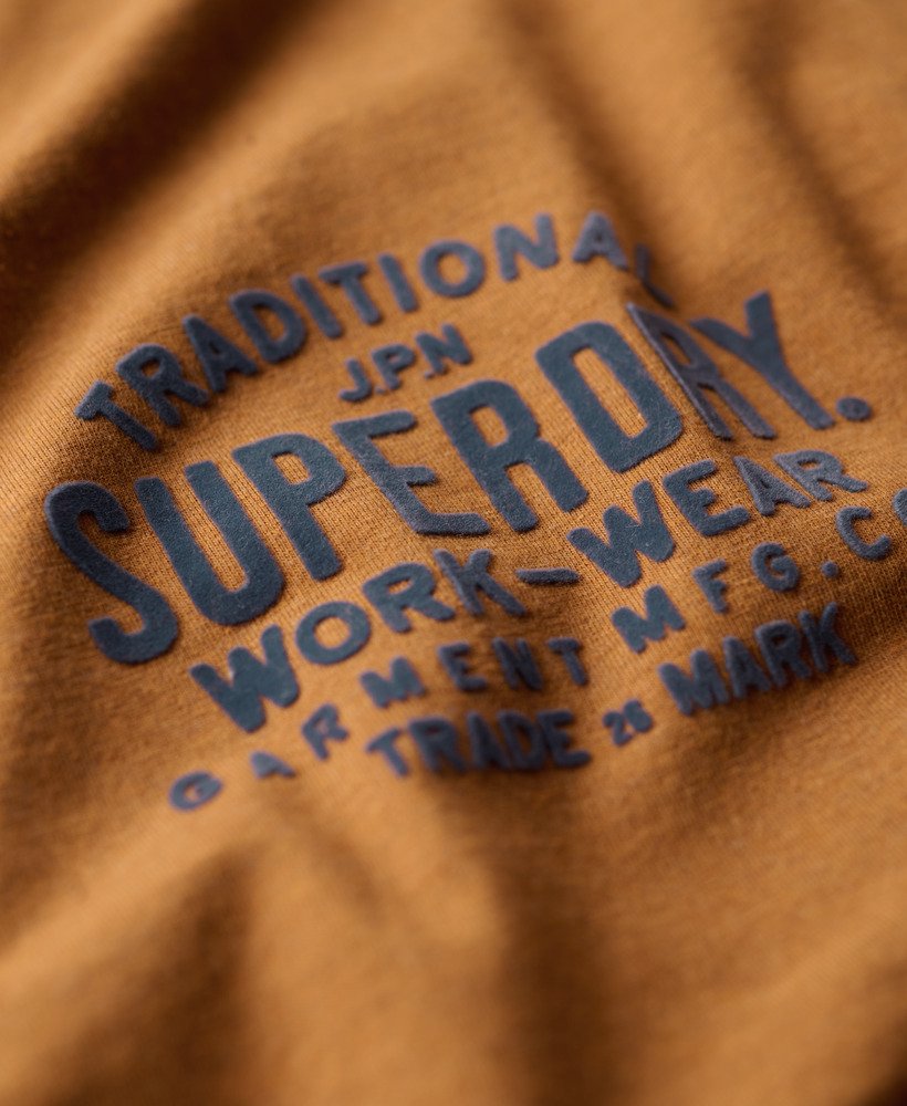 camiseta oversized para trabalho fabricada em tecido na cor marrom tabaco mesclado escuro.