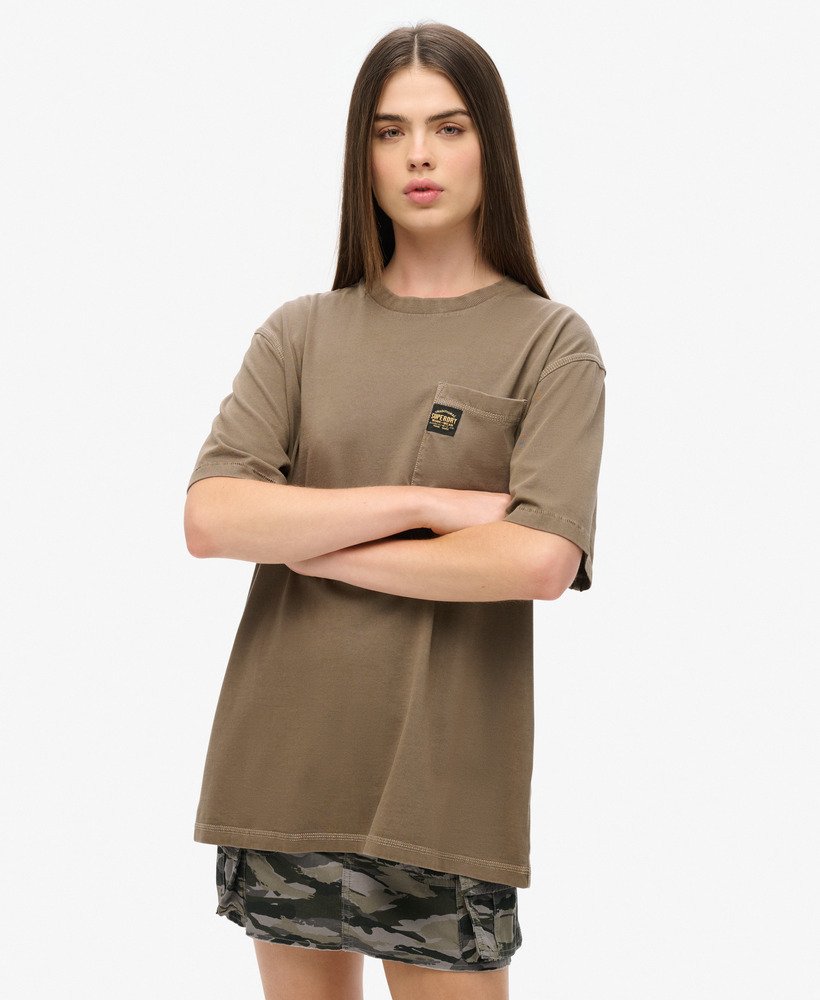 camiseta oversized com bolso e costura contrastante na cor marrom morel lavado