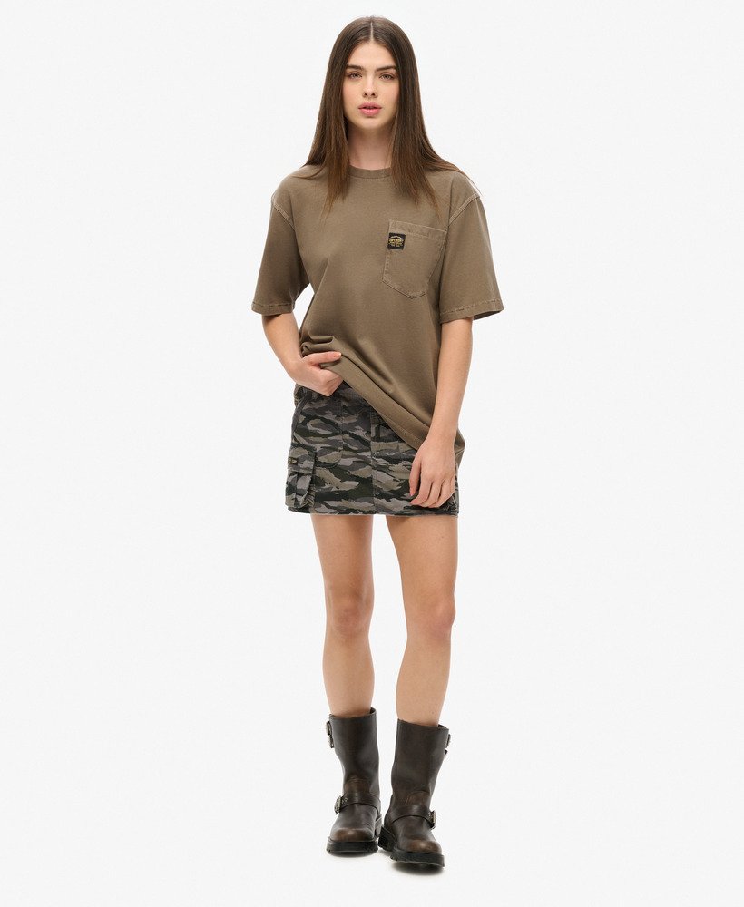 camiseta oversized com bolso e costura contrastante na cor marrom morel lavado