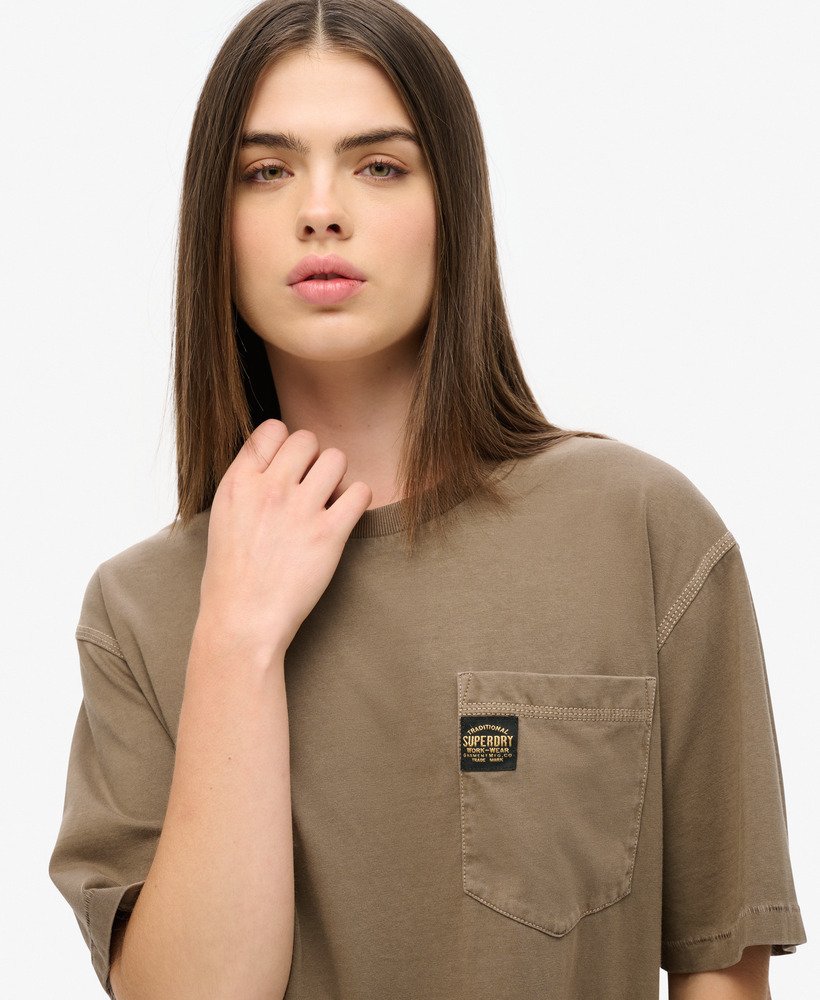 camiseta oversized com bolso e costura contrastante na cor marrom morel lavado