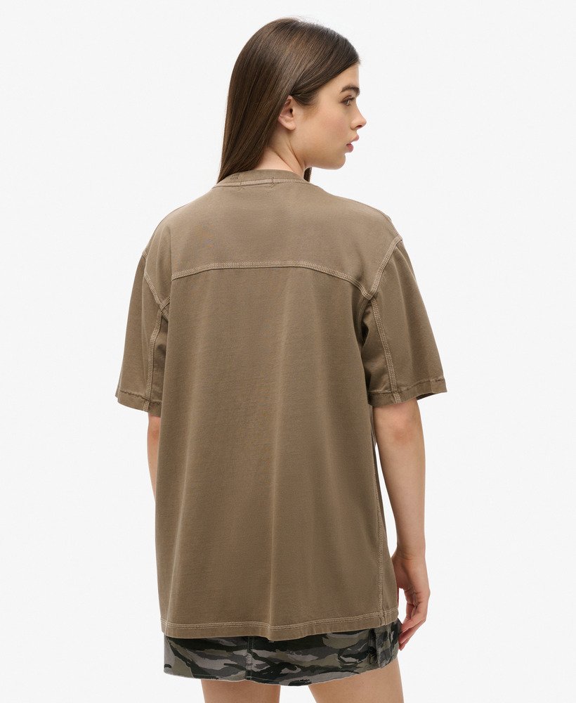 camiseta oversized com bolso e costura contrastante na cor marrom morel lavado