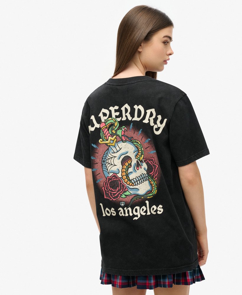 camiseta oversized com estampa de tatuagem na cor preta.