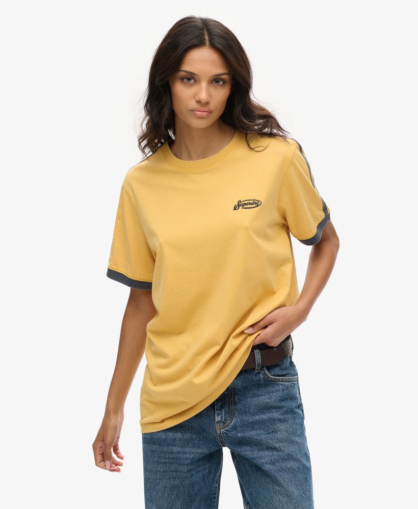 camiseta oversized essential logo com listras retrô em dourado inverno