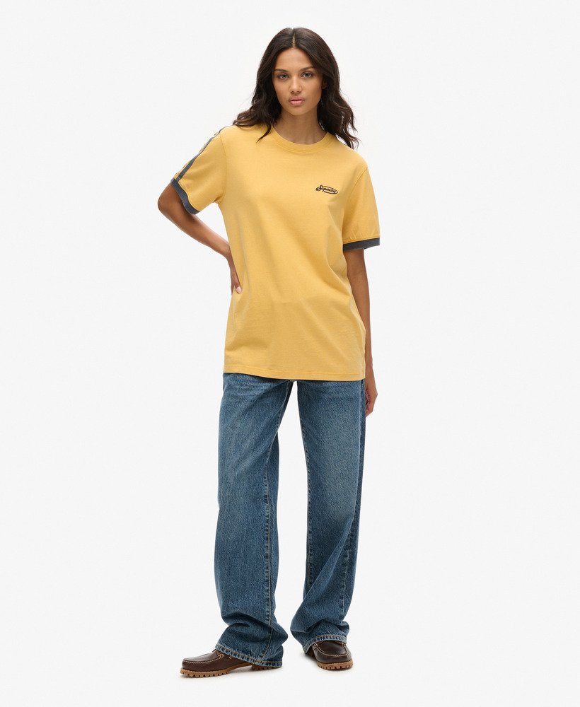 camiseta oversized essential logo com listras retrô em dourado inverno