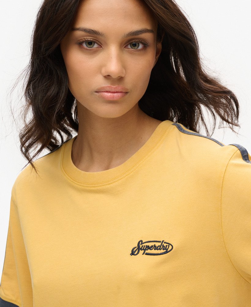 camiseta oversized essential logo com listras retrô em dourado inverno
