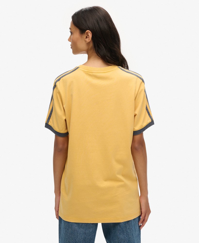 camiseta oversized essential logo com listras retrô em dourado inverno
