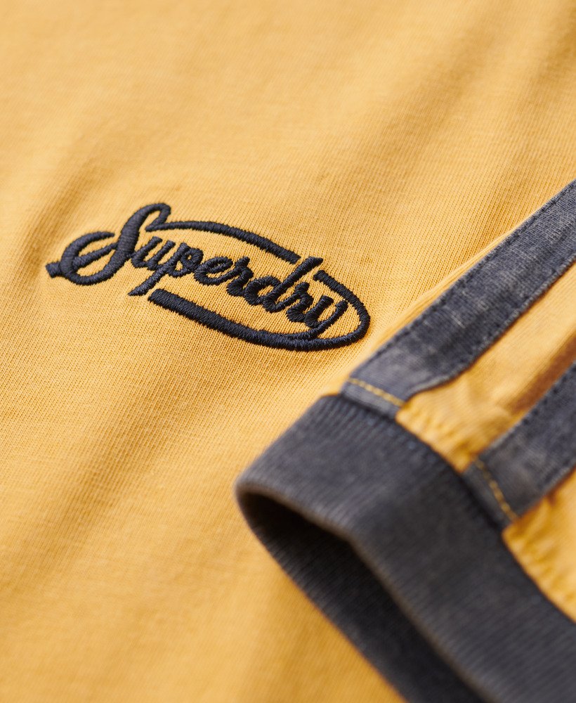 camiseta oversized essential logo com listras retrô em dourado inverno